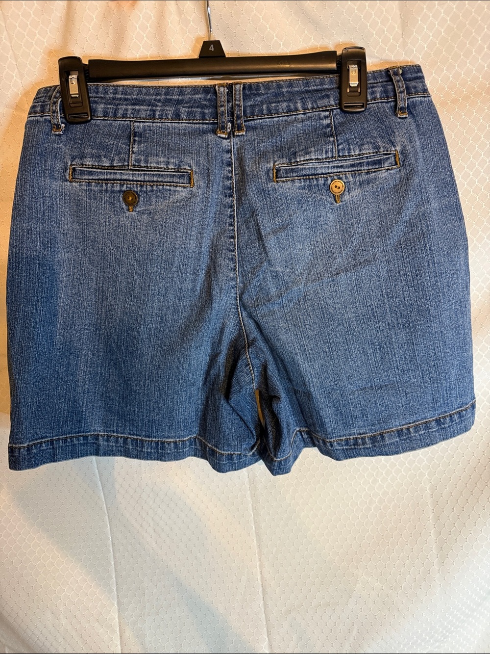 Gloria Vanderbilt all around slimming effect shorts in a size 6 - Picture 4 of 8